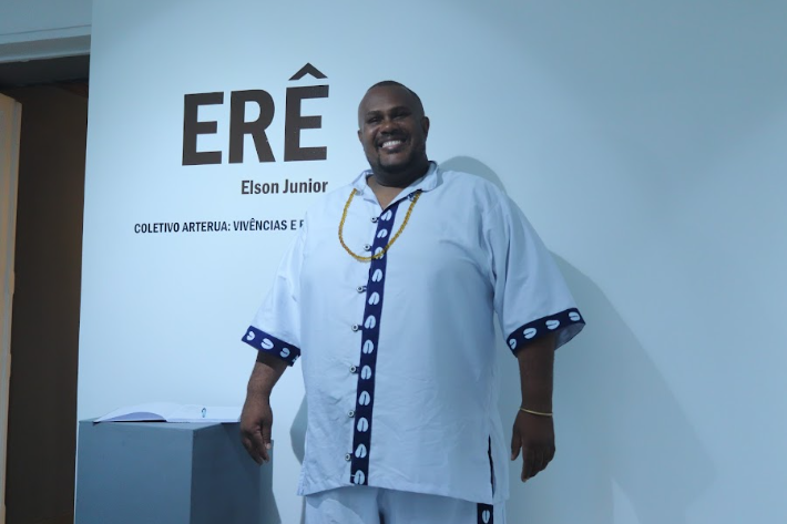 Elson Júnior, artista visual baiano na abertura da exposição ERÊ no MAC Bahia Salvador